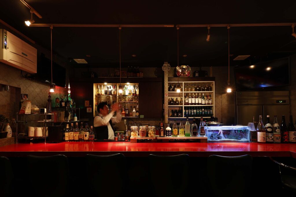 BAR REDLINEのカウンターでドリンクを作る様子
