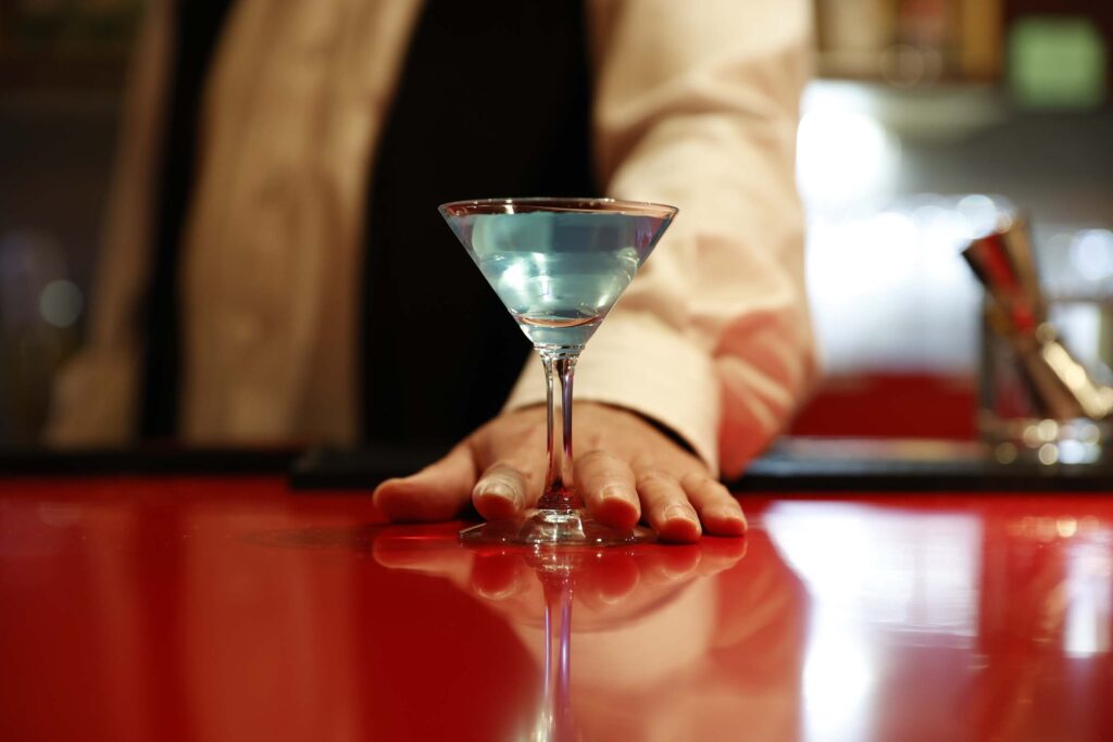 BAR REDLINEの赤いカウンターで提供するカクテル