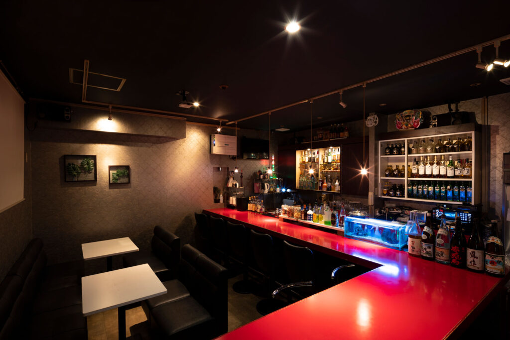 BAR REDLINEの店内・赤いカウンター