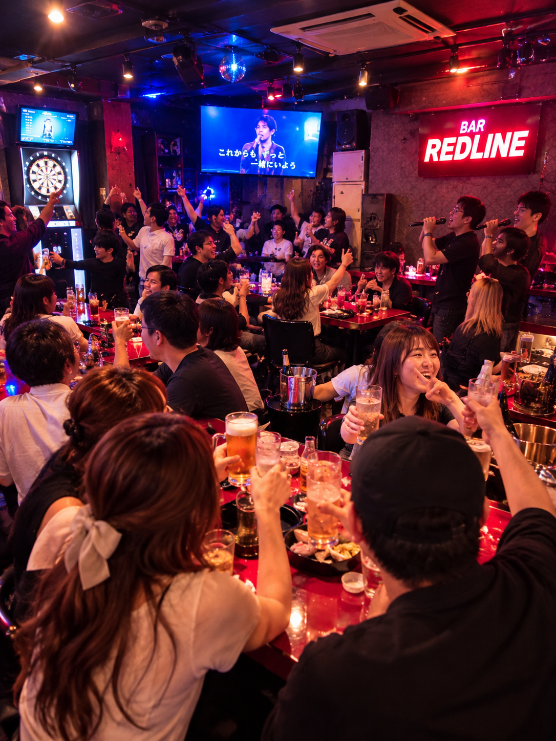 BAR REDLINEでカラオケやダーツ、お酒を楽しむ人々のイメージ